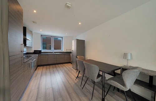 Stratford and New Town Apartment | Spacious 3 Bed in Stratford, London with Free Parking & Wi-Fi