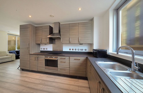 Stratford and New Town Apartment | Spacious 3 Bed in Stratford, London with Free Parking & Wi-Fi