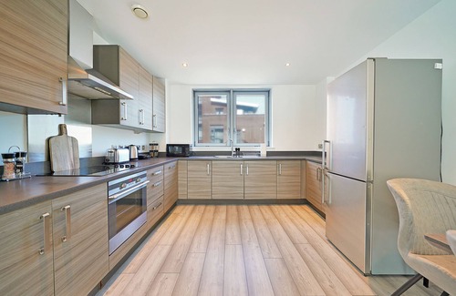 Stratford and New Town Apartment | Spacious 3 Bed in Stratford, London with Free Parking & Wi-Fi