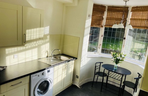 Prestwich House | Spacious 3 Bed Property with garden near Manchester City Centre