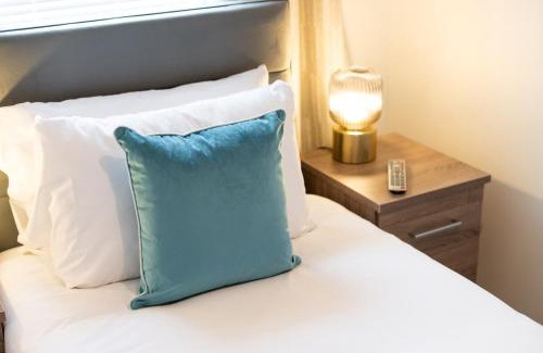 Margam Apartment | Spacious 3 Bed - Smart TVs - Great for Work Stays