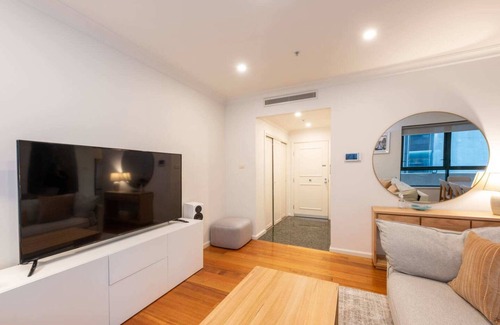 Melbourne Central Business District Apartment | Spacious 3-bed Unit in Melbourne CBD w/Pool & Gym