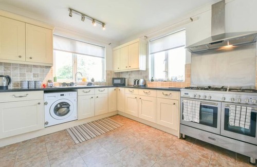 Pontefract Apartment | Spacious 3 Bedroom, 2 Bathroom Apartment