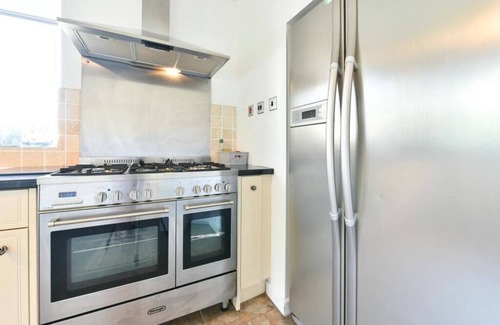 Pontefract Apartment | Spacious 3 Bedroom, 2 Bathroom Apartment