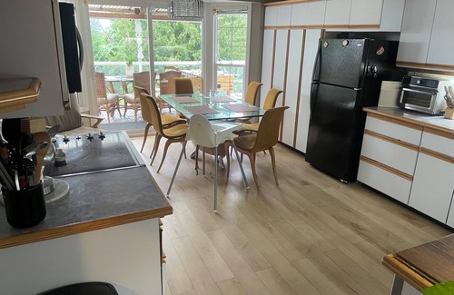 Lindell Beach House | Spacious 3 bedroom unit near the lake