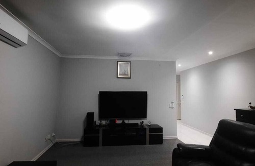 South Morang House | Spacious 3-Bedroom Home, 5 Mins to Westfield, South Morang Station & Schools