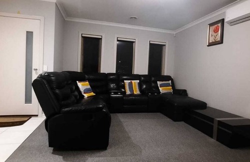 South Morang House | Spacious 3-Bedroom Home, 5 Mins to Westfield, South Morang Station & Schools