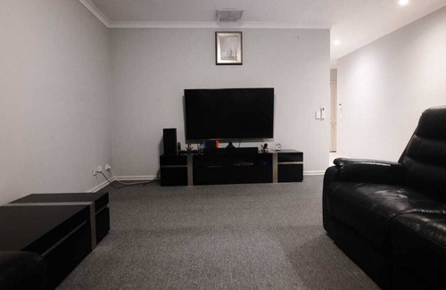 South Morang House | Spacious 3-Bedroom Home, 5 Mins to Westfield, South Morang Station & Schools
