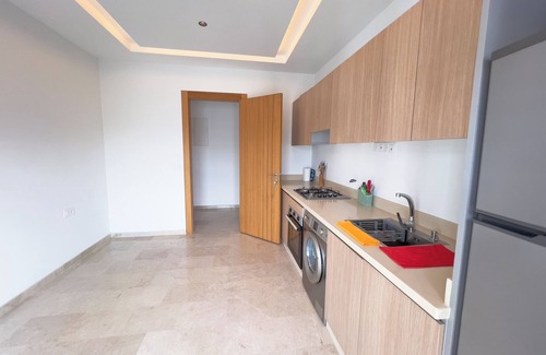Malabata House | Spacious 3-bedroom/2-bathroom w/Large Terrace, 5-min to the Beach & Train