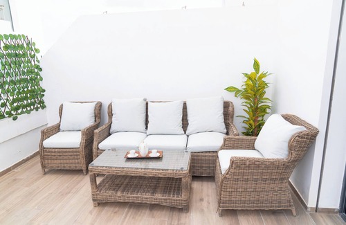 Malabata House | Spacious 3-bedroom/2-bathroom w/Large Terrace, 5-min to the Beach & Train