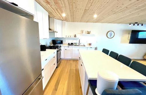 Sylvia Park Apartment | Spacious 3-bedroom/2 bath apartment in Topanga Hills with AC