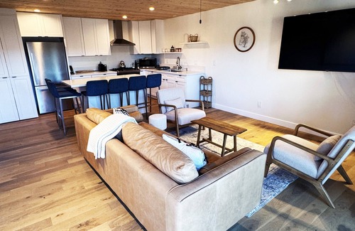 Sylvia Park Apartment | Spacious 3-bedroom/2 bath apartment in Topanga Hills with AC