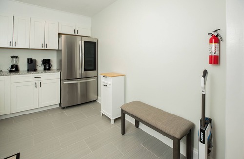 Staunton Apartment | Spacious 3 bedroom 2 Full bathroom apartment
