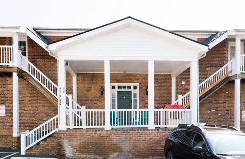 Staunton Apartment | Spacious 3 bedroom 2 Full bathroom apartment