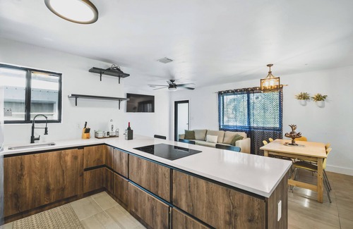 Royal Poinciana Apartment | Spacious 3-bedroom 2-bath centrally located close to Hollywood Downtown & Beach