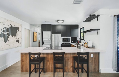 Royal Poinciana Apartment | Spacious 3-bedroom 2-bath centrally located close to Hollywood Downtown & Beach