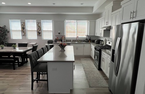 Riverview West House | Spacious 3 Bedroom 2.5 Bath with Jacuzzi Bathtub