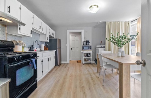 Winter Hill Apartment | Spacious 3-bedroom 2bath apartment in Somerville