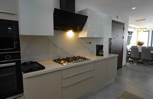 Yof Apartment | Spacious 3-bedroom, 3 Bathroom with Jacuzzi, pool, gym, and ocean view