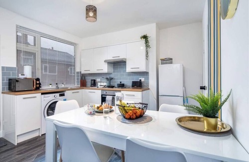 Leeds House | Spacious, 3 bedroom, 4 bed Townhouse | Close to city centre | FREE Parking