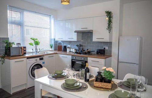 Leeds House | Spacious, 3 bedroom, 4 bed Townhouse | Close to city centre | FREE Parking