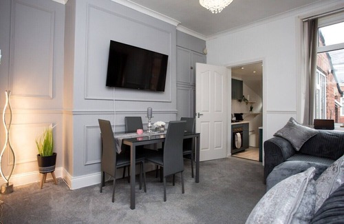 Gateshead Apartment | Spacious 3 bedroom apartment - Saltwell Park