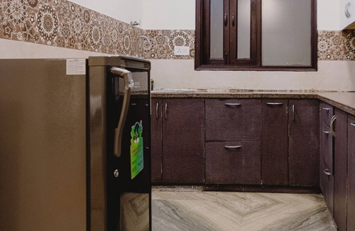 Chhatarpur Apartment | Spacious 3-bedroom apartment in vibrant New Delhi with WiFi, AC