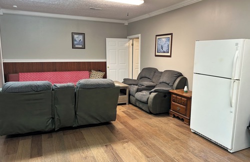 Jamestown Apartment | Spacious 3 bedroom apartment 3 miles from Wolf Creek Dam. Pet friendly!