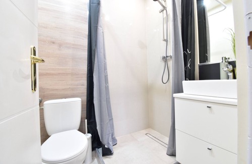 Csarnok negyed Apartment | Spacious 3-bedroom apartment with WiFi, AC in beautiful Budapest