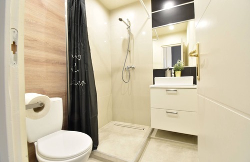 Csarnok negyed Apartment | Spacious 3-bedroom apartment with WiFi, AC in beautiful Budapest