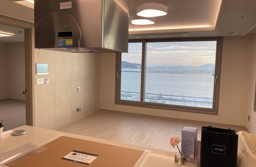Siheung Apartment | Spacious 3-bedroom apartment with peaceful and beautiful ocean view