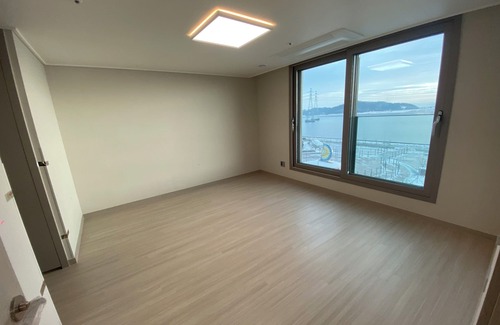 Siheung Apartment | Spacious 3-bedroom apartment with peaceful and beautiful ocean view