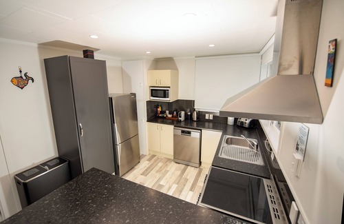 Tauranga Apartment | Spacious 3-bedroom apartment in Tauranga with partial inner harbour views