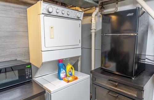 Bartlett Apartment | Spacious 3-bedroom apartment with AC,WiFi in charming Bartlett,free washer/dryer