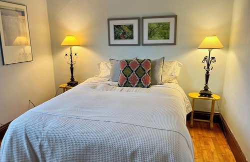 Syracuse Apartment | Spacious 3-bedroom apartment with WiFi, AC in Syracuse