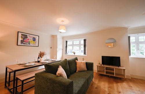 Redhill Apartment | Spacious 3-bedroom apartment in charming Redhill with WiFi