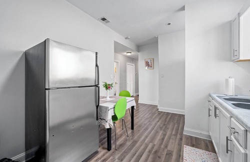 Woodlawn Apartment | Spacious 3-bedroom apartment in cool Chicago with WiFi, AC