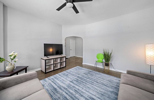 Woodlawn Apartment | Spacious 3-bedroom apartment in cool Chicago with WiFi, AC
