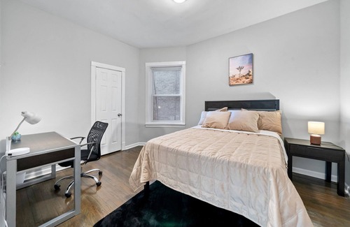 Woodlawn Apartment | Spacious 3-bedroom apartment in cool Chicago with WiFi, AC