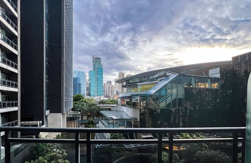 Downtown Apartment | Spacious 3-bedroom apartment with WiFi, fitness room in vibrant Makati