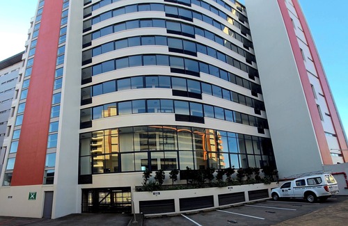 Durban Point Apartment | Spacious 3-bedroom apartment with WiFi, AC in marvelous Durban 6 sleeper