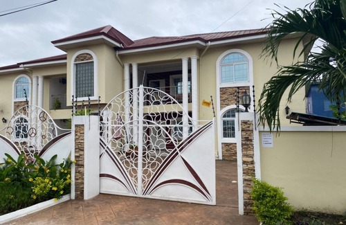 Osu Klottey Apartment | Spacious 3-bedroom apartment with WiFi and AC in East Legon Accra