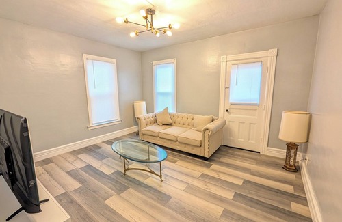 Utica Apartment | Spacious 3-bedroom apartment with WiFi, AC in enchanting Utica