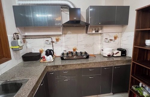 Sainik Farm Apartment | Spacious 3-bedroom apartment in enchanting DL with WiFi, AC