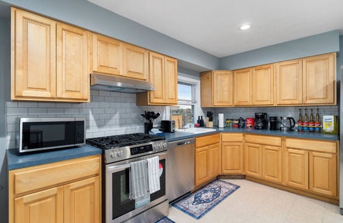 Southeast Yonkers Apartment | Spacious 3-bedroom apt Near Metro North with WiFi, AC in Yonkers
