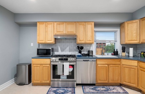Southeast Yonkers Apartment | Spacious 3-bedroom apt Near Metro North with WiFi, AC in Yonkers