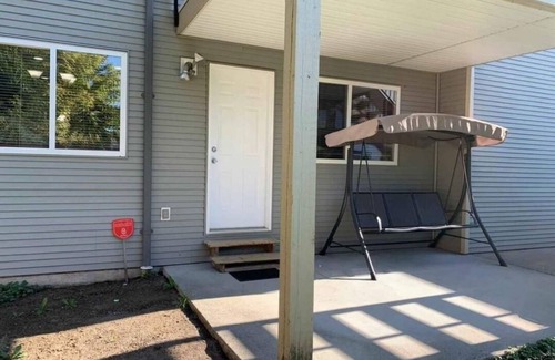 Maple Ridge House | Spacious 3 Bedrooms Suite at Downtown Maple Ridge