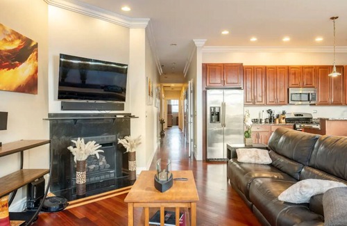 Kenwood Condo | Spacious 3-bedroom corporate condo in wonderful North Kenwood in Hyde Park