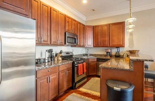Kenwood Condo | Spacious 3-bedroom corporate condo in wonderful North Kenwood in Hyde Park