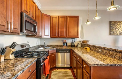 Kenwood Condo | Spacious 3-bedroom corporate condo in wonderful North Kenwood in Hyde Park
